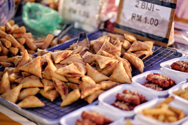 亚洲、印度和中国的街头小吃。马来西亚兰卡威岛当地市场上的美食广场。传统的亚洲街头小吃。图片下载