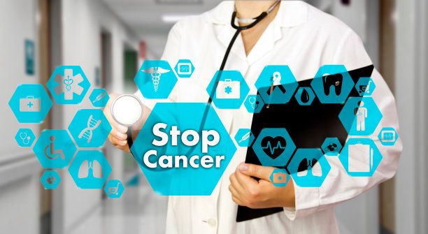 医生与听诊器和停止癌症在医疗网络连接上的虚拟屏幕上的医院背景。技术和医学概念。图片下载