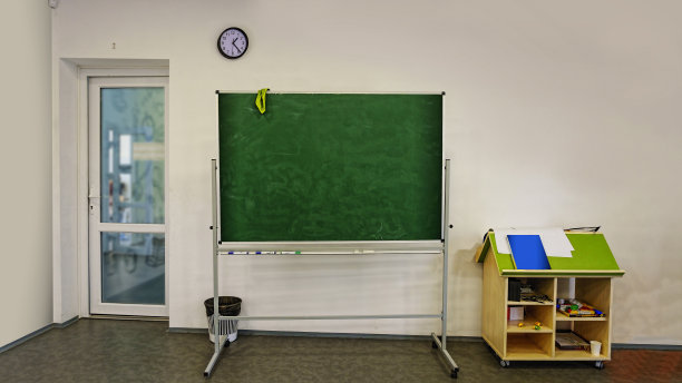 室内学校教室教育书桌现代化，回到学校图片下载