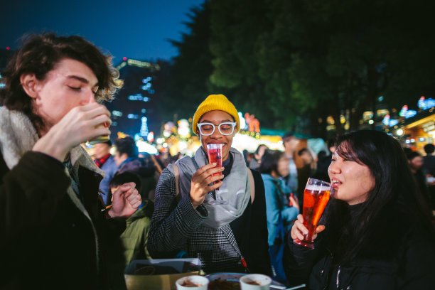 一群不同民族的朋友喜欢在街头市场吃街头小吃图片下载