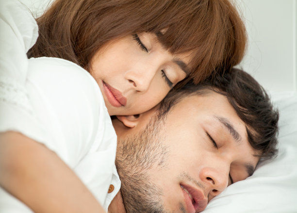 年轻的亚洲幸福夫妇躺在床上的特写。睡眠。放松.Romantic图片下载