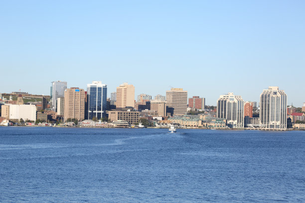 照片摄于加拿大新斯科舍省哈利法克斯城市景观的达特茅斯图片下载