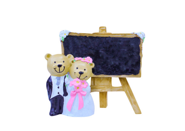 已婚夫妇，泰迪熊，陶瓷娃娃和木制框架的文字孤立在白色背景与剪切路径图片下载