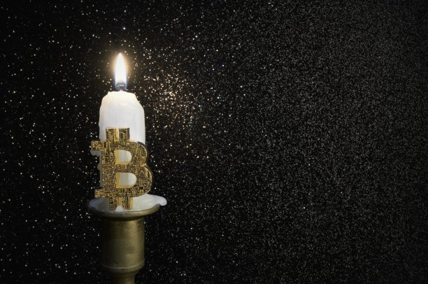 蜡烛燃烧，葬礼上的虚拟货币。比特币崩溃和衰落。加密货币熊市或萧条的概念。比特币实体币，加密货币投资交易隐喻。图片下载
