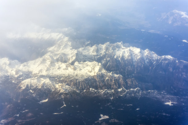 从飞机的高度可以看到山顶上覆盖着积雪。图片下载