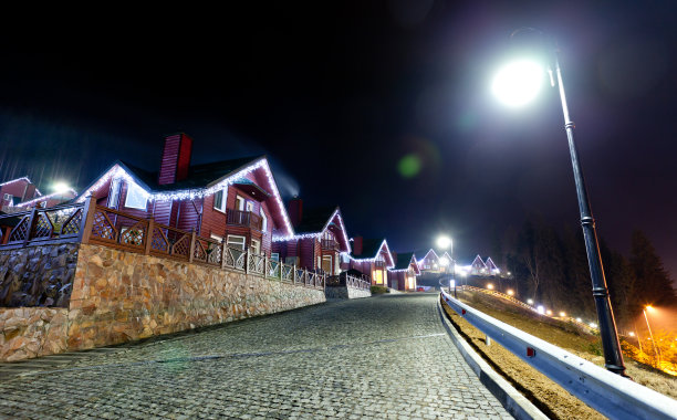在圣诞节的夜晚，房屋装饰一新，灯火通明图片下载