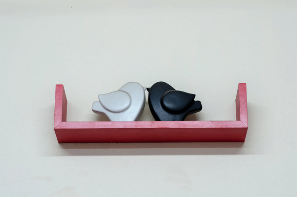 一对鸟和内饰的红色架子图片下载