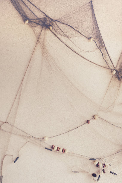 质朴的海上渔网挂在墙上-海边主题装饰元素图片下载