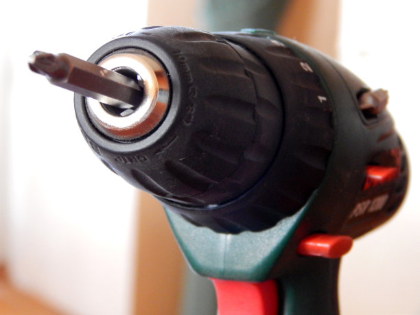 在公寓里修理。电动螺丝起子图片下载
