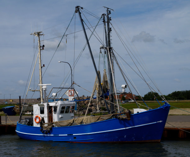 在Eidersperrwerk的Toenning的渔船图片下载
