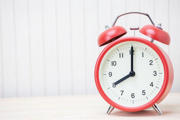 复古复古闹钟8分钟到12点在桌子木头与白色背景。图片下载
