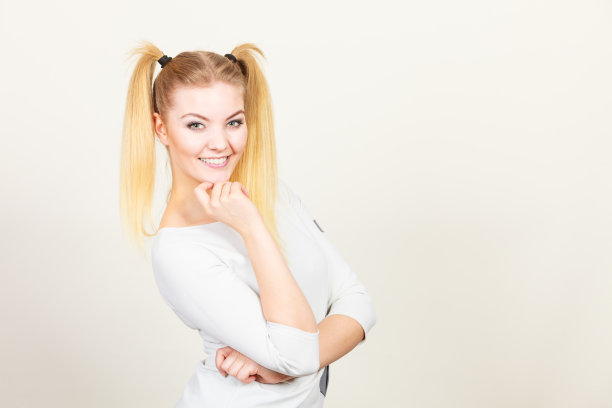 梳着马尾辫的金发少女图片下载