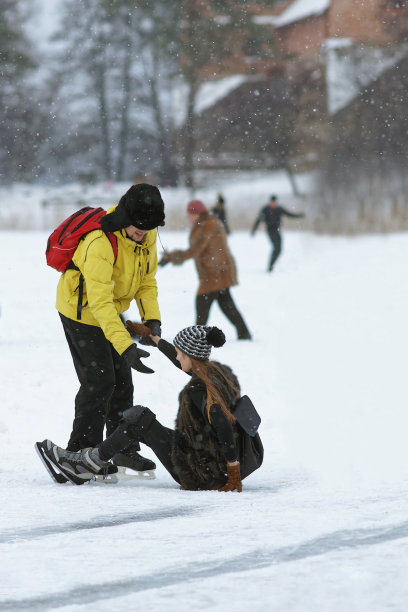 一个男孩在帮助摔倒的女孩图片下载
