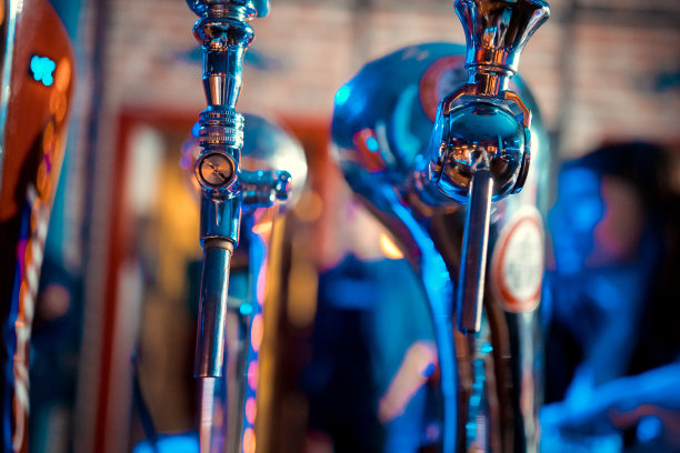 酒吧里一排闪亮的啤酒龙头图片下载