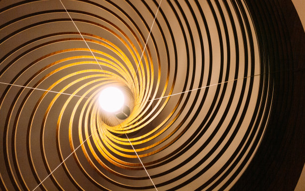 木制曲线灯，中间有发光的灯泡。图片下载