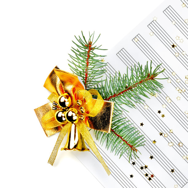 圣诞装饰和音乐单孤立在白色的背景。图片下载