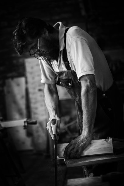 留着胡子的木匠向摄影师摆姿势图片下载