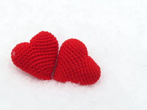 29、两颗情人的心隔在雪上，红色的雪花编织着爱情的象征图片下载