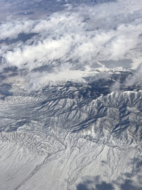 云和山峰的鸟瞰图图片下载