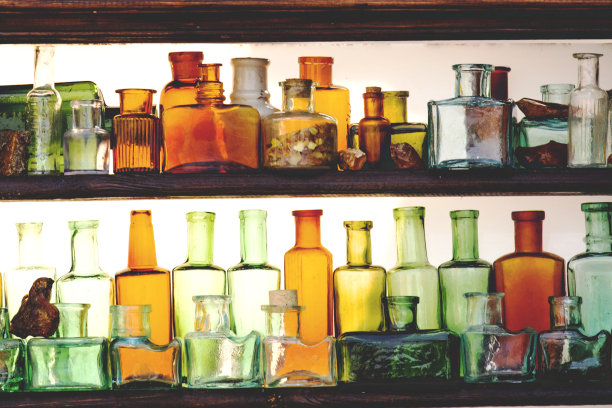 旧的多色玻璃瓶，复古色调图片下载