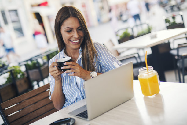 自由职业者享受咖啡图片下载