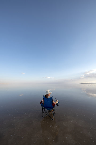 女旅行者在水上的野餐椅上休息。图片下载