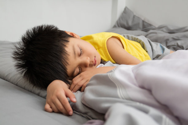 可爱的亚洲男孩睡在卧室里图片下载