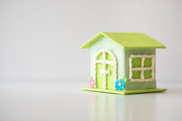 特写微型房子在白色的背景图片下载