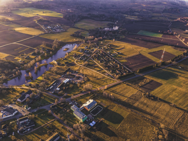 无人机在美丽的秋天的颜色包围草地的照片-复古看起来编辑图片下载
