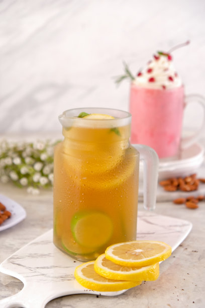 冰柠檬茶和草莓奶昔图片下载