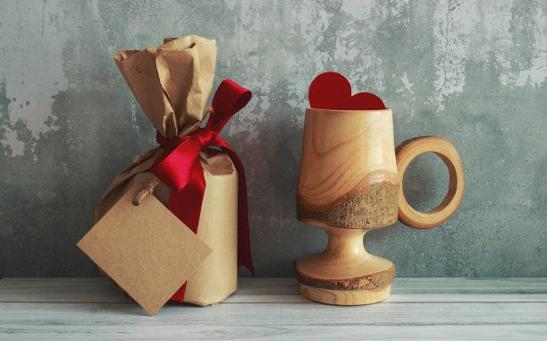 女人在办公室用记事本写字，在桌面上用计算器图片下载