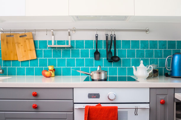 现代灰色厨房设有深灰色的扁平前柜，搭配白色石英台面图片下载