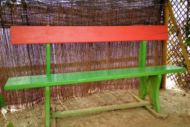 漆成绿色和橙色的木凳图片下载