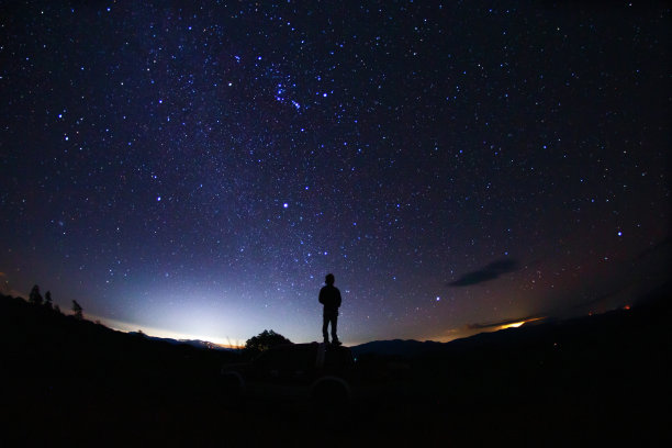 美国亚利桑那州羚羊峡谷上部的心形石头图片下载