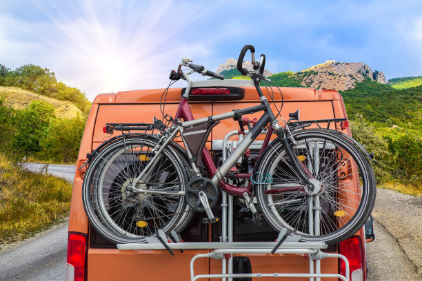 在山路上行驶的小货车后备箱上的自行车图片下载