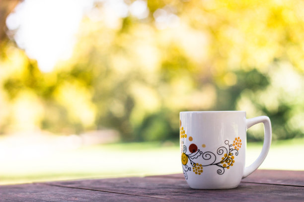 杯咖啡和阳光树的背景图片下载