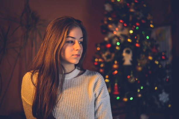 小女孩站在圣诞树旁图片下载