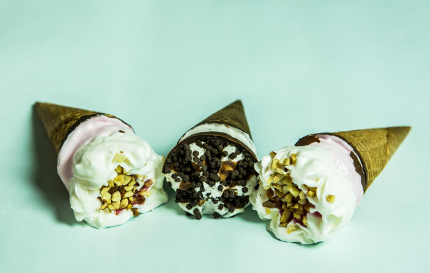 甜筒冰淇淋在地板上融化图片下载