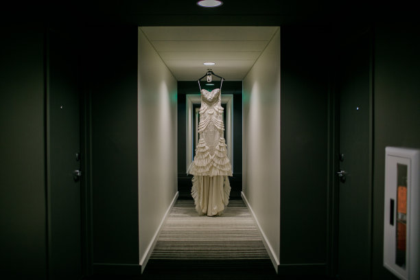 婚纱挂在黑暗的走廊图片下载