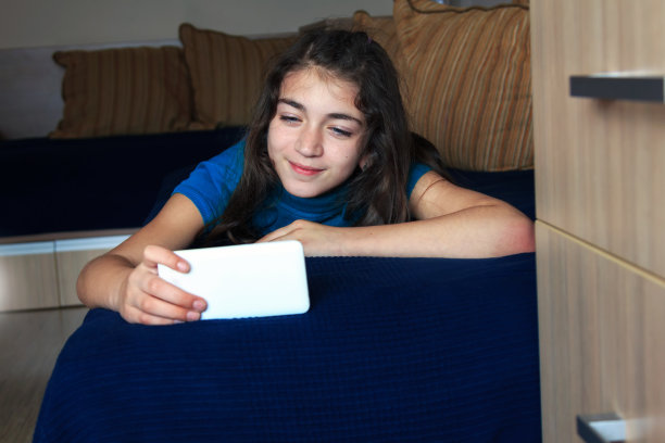 用手机的女孩图片下载