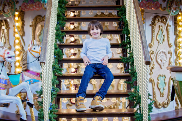 甜蜜的男孩，兄弟，坐在圣诞老人的雪橇上的旋转木马，在欧洲的旋转木马吸引，活泼的孩子图片下载