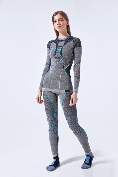 年轻女子在炎热的运动保暖内衣在孤立的演播室背景图片下载