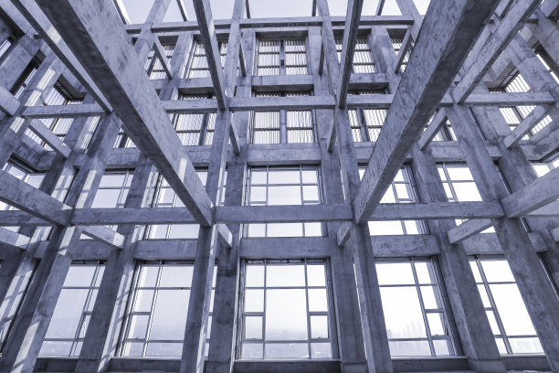 高层建筑的钢筋和水泥浇筑框架结构，城市和工业建筑背景。图片下载