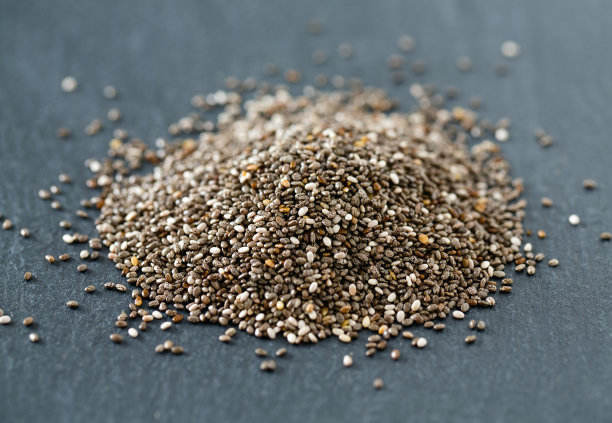 奇亚种子在黑色的背景图片下载