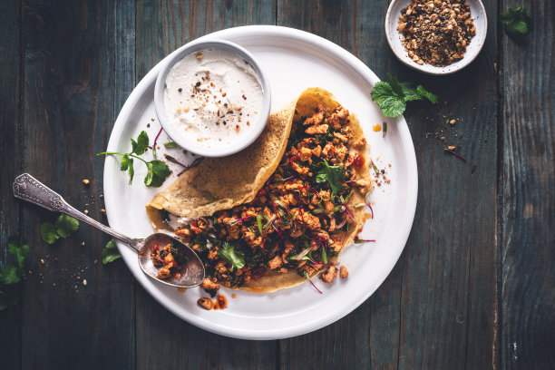 用鹰嘴豆做的咸煎饼，用哈里萨炒鸡，用羽衣甘蓝做烛光图片下载