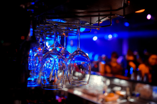 夜总会酒吧架子上的干净酒杯。图片下载