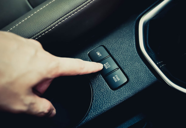 环保模式的推动汽车，节能燃料，减少全球变暖，减少污染的绿色理念图片下载