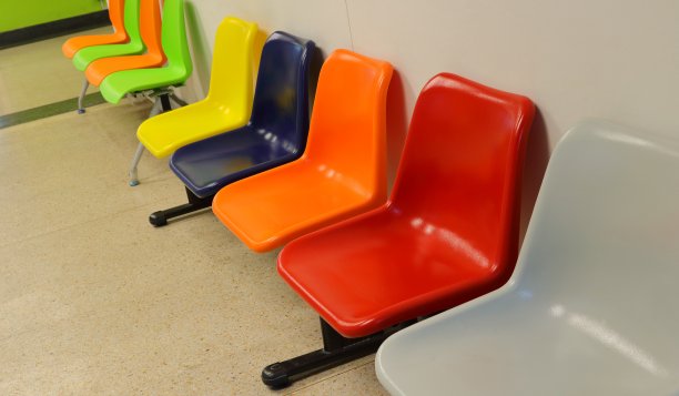 一排空椅子图片下载