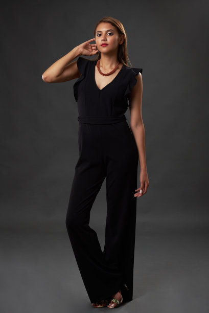 黑衣女子站立图片下载