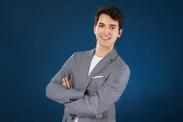 年轻人抱着双臂图片下载